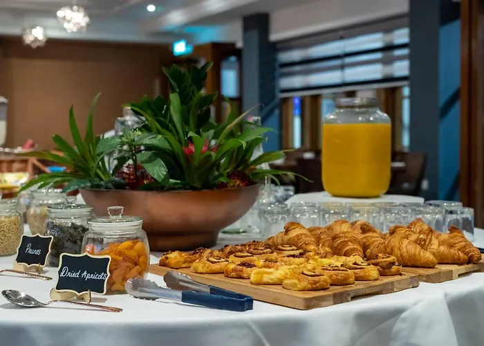 Weetwood Hall Estate Готель