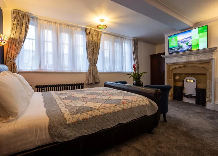 Готель Weetwood Hall Estate 4*